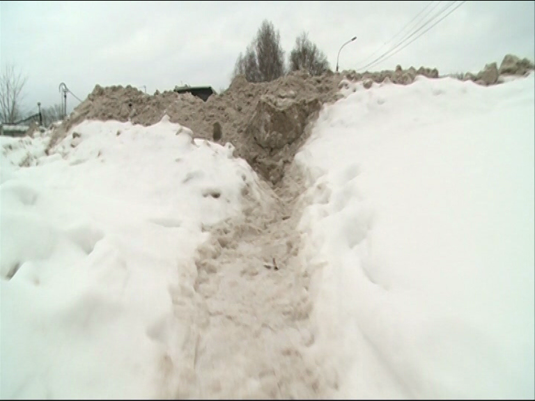 Мэрия обещание не выполнила: тротуары на улице Громова вновь завалены снегом