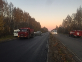Ребенок и двое взрослых пострадали во время столкновения внедорожника и КАМАЗа