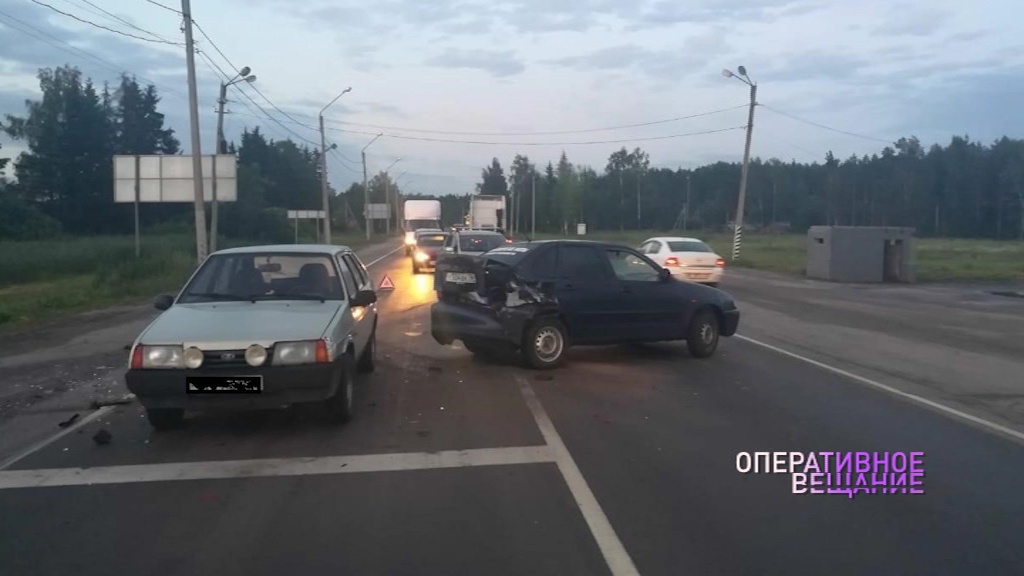 Пьяный лихач протаранил две легковушки на светофоре