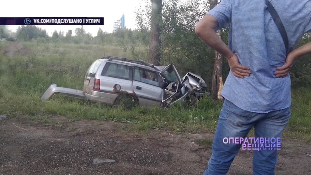 Под Угличем иномарка влетела в дерево