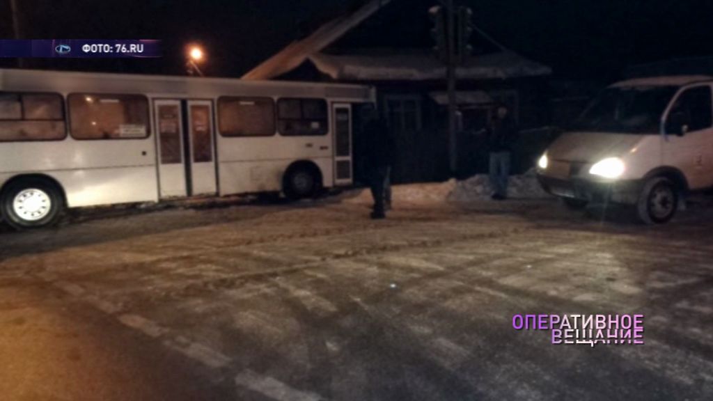 Водитель пассажирский автобус врезался в дом, чтобы не сбить собаку