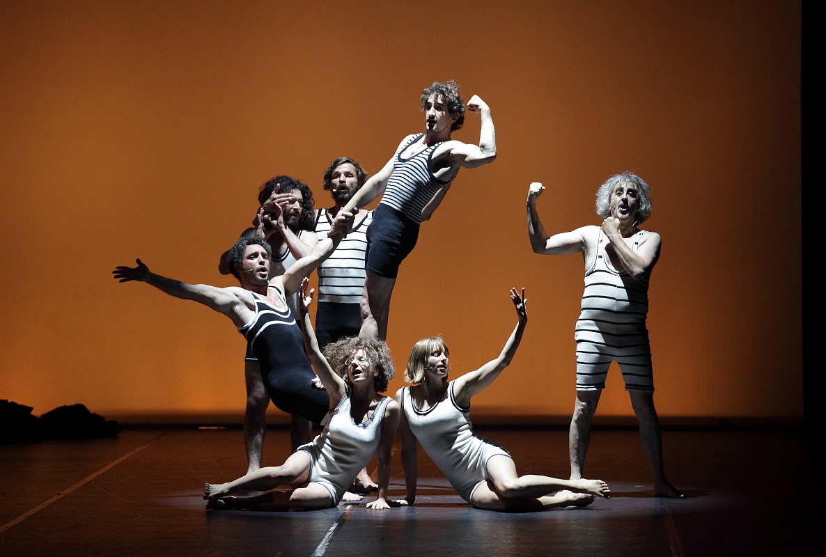 Дети-сироты, инвалиды и члены многодетных семей посмотрели спектакль Даниэле Финци Паска «Донка. Послание Чехову»