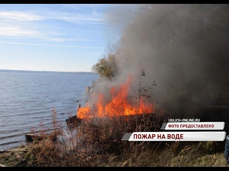 В Угличе полыхали лодочные гаражи