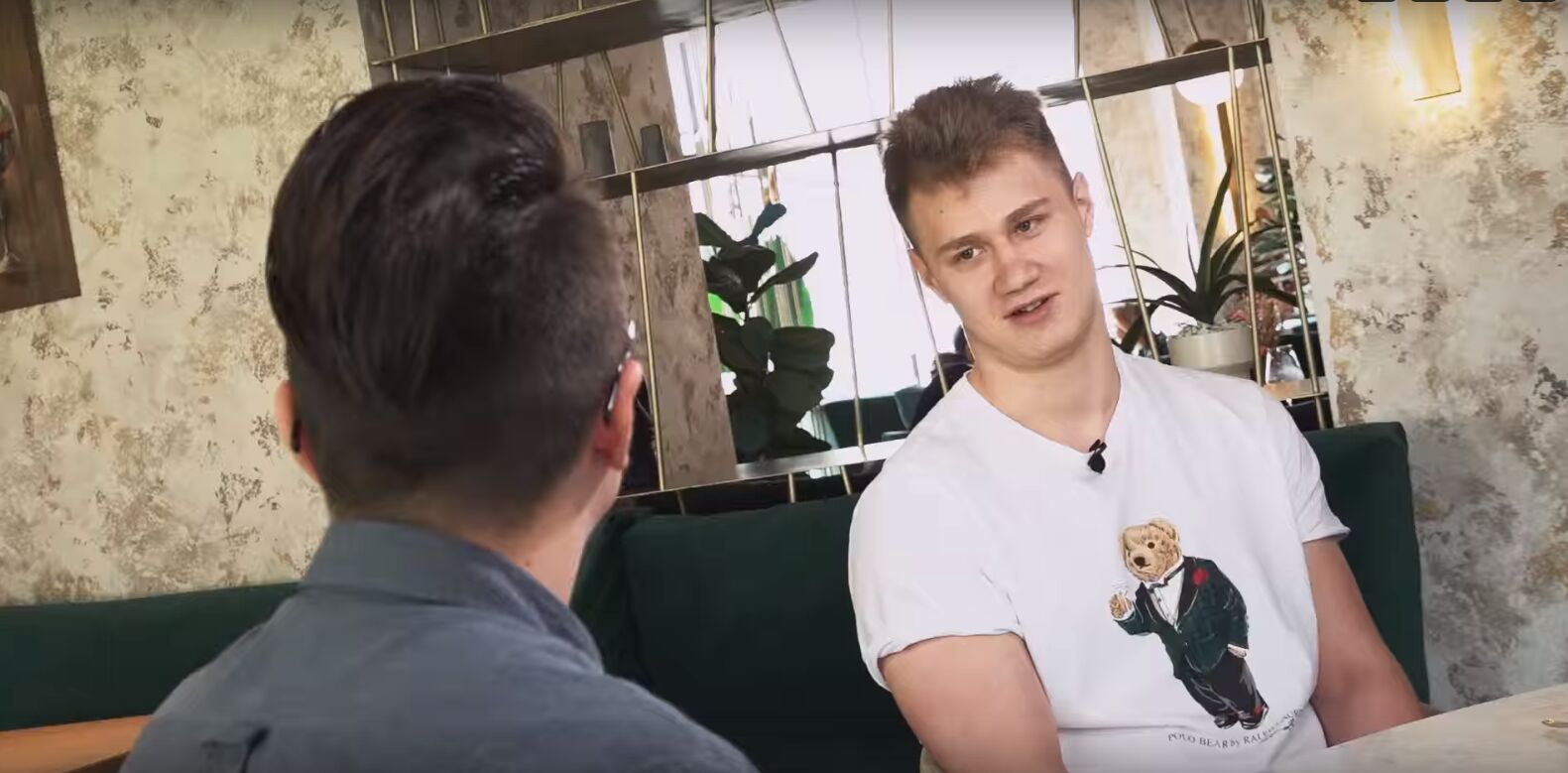 «Около хоккея». Гость нового выпуска программы — нападающий «Локомотива» Максим Берёзкин