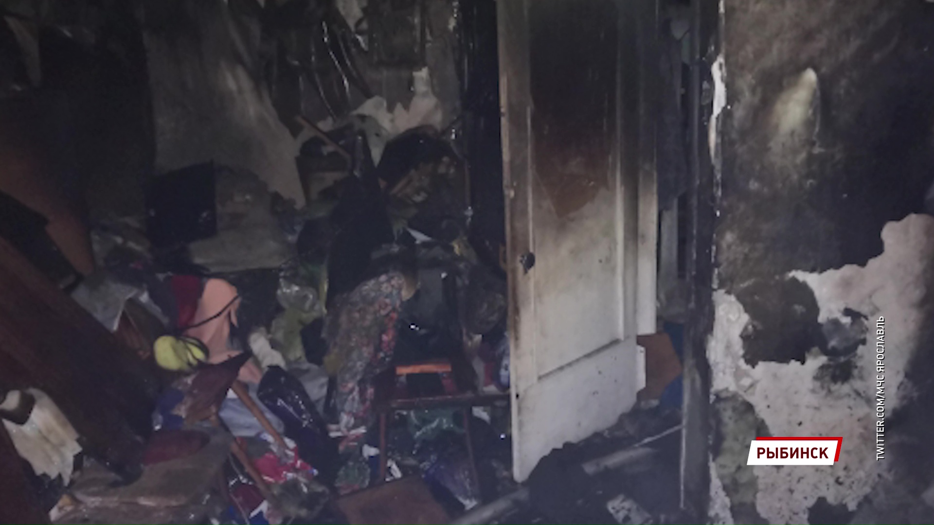 Из пожара в Рыбинске спасли пенсионерку и ребенка