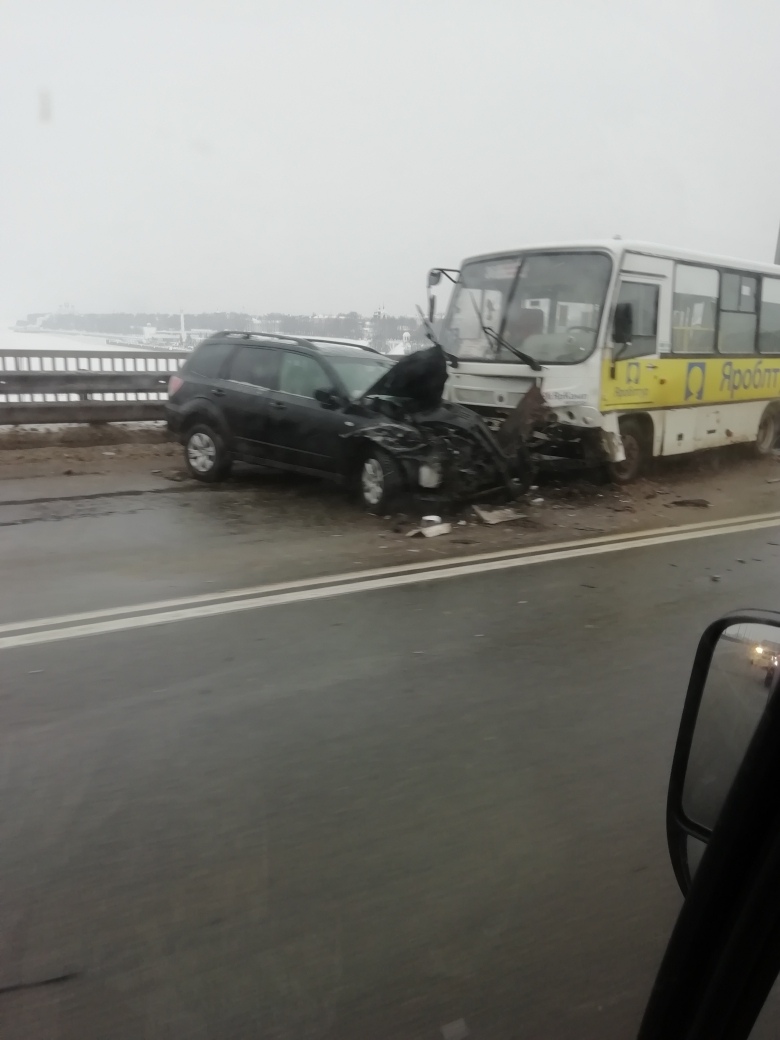 На Октябрьском мосту маршрутка протаранила легковушку