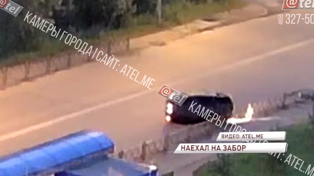 В Рыбинске автомобиль наехал на ограждение и перевернулся