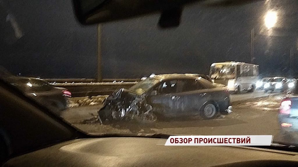 На Октябрьском мосту не разъехались две иномарки