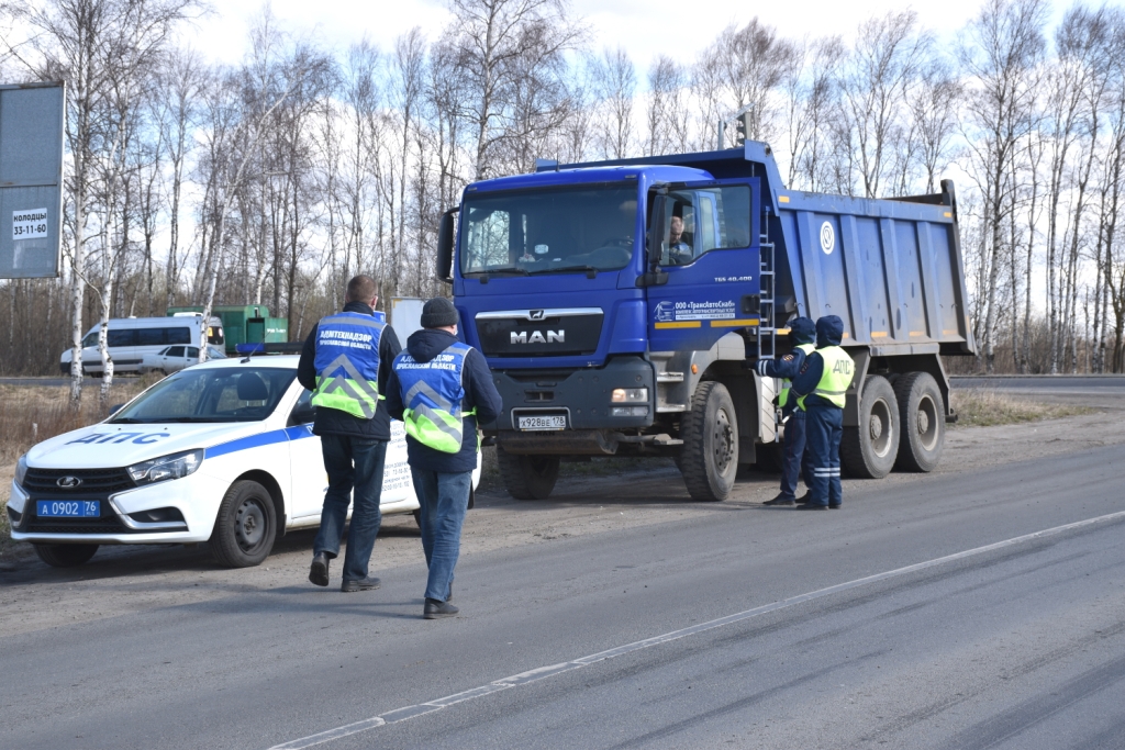 Под Ярославлем ловили мусоровозы, из которых на дорогу вылетали отходы