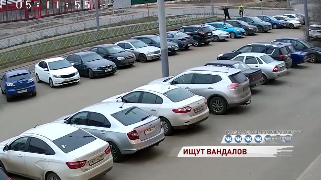 Малолетние вандалы устроили забег по крышам авто