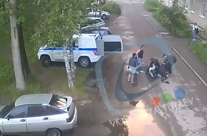Наносили удары полицейским: в сети появилось видео задержания дебоширов в Тутаеве