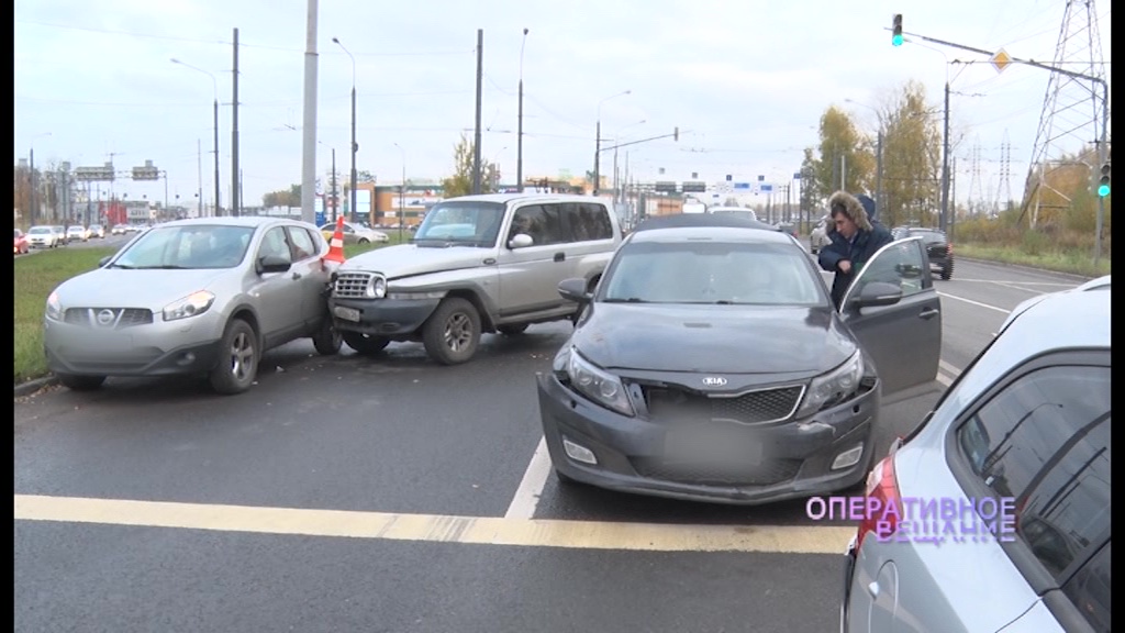 На Ленинградском проспекте столкнулись сразу шесть авто из-за потухшего светофора