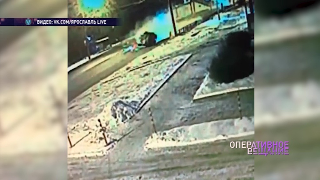 На проспекте Октября водитель снес столб, перевернулся и проскользил на крыше около двухсот метров