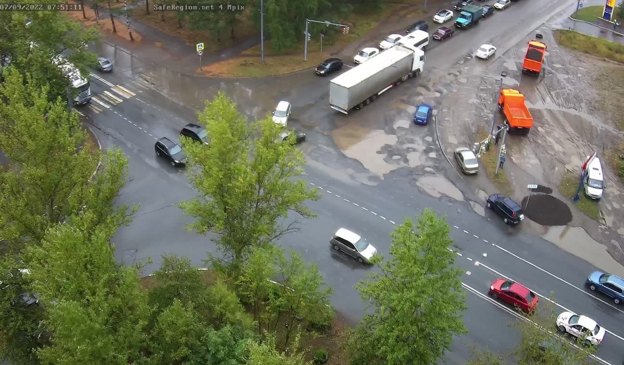 В Ярославле ремонтируют участок дороги, где в яму провалилась фура