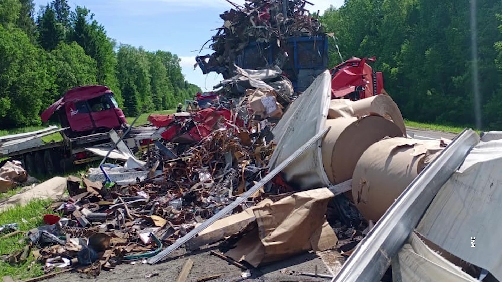 На границе с Вологодской областью лоб в лоб столкнулись две фуры