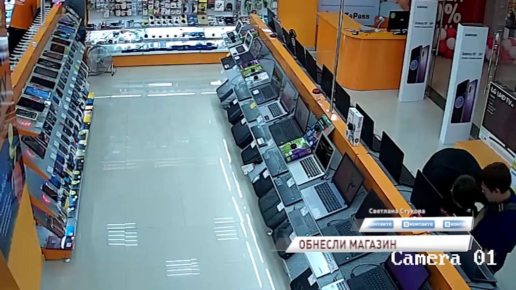 Двое мужчин вынесли дорогостоящую технику из крупного торгового центра