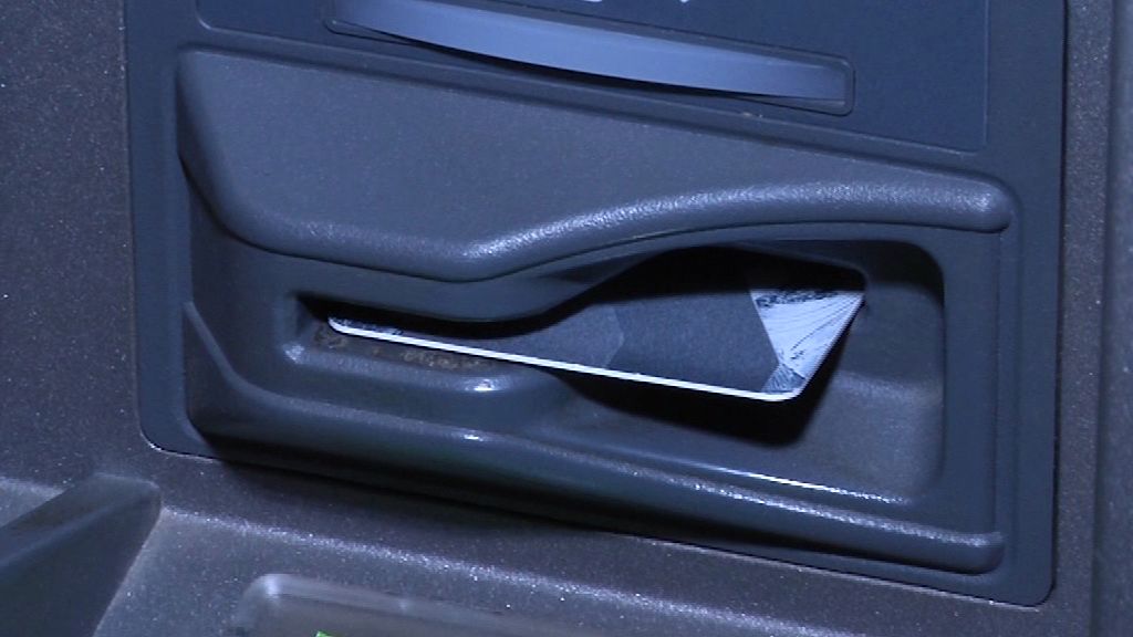 19-летний парень украл деньги с карты учителя