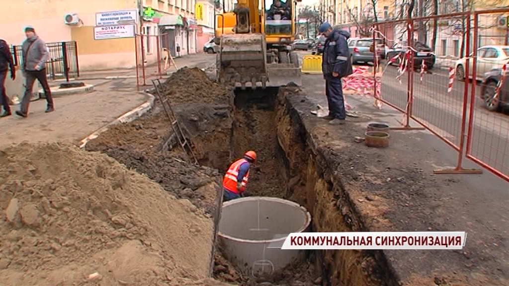 Коммунальщики меняют трубы, чтобы дорожники смогли спокойно приступить к работам