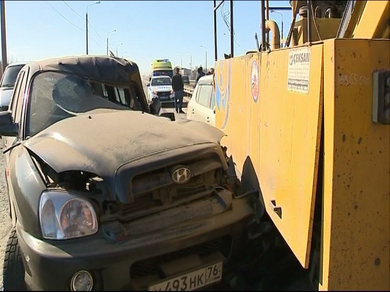 Иномарка влетела под КАМАЗ на развязке Юбилейного моста