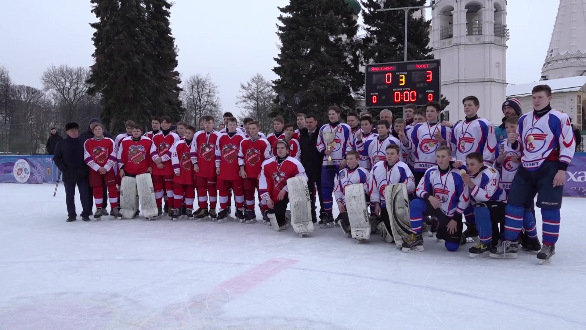 Легендарный турнир в новом формате: Дмитрий Миронов наградил победителей регионального этапа «Золотой шайбы»