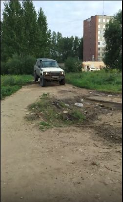 Джип есть, совести - нет: ярославцы осудили автохама, катающегося по пешеходным тропинкам