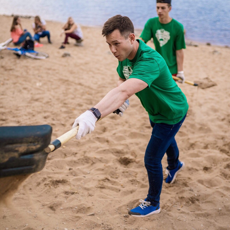 Волонтеры «Экодесанта» навели порядок на берегу Волги у Павловской рощи