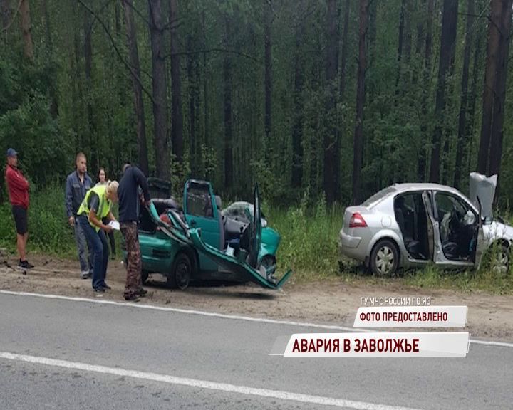 У поселка Заволжье лоб в лоб столкнулись две легковушки