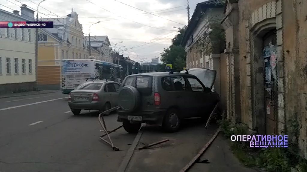 В Рыбинске внедорожник врезался в стену дома