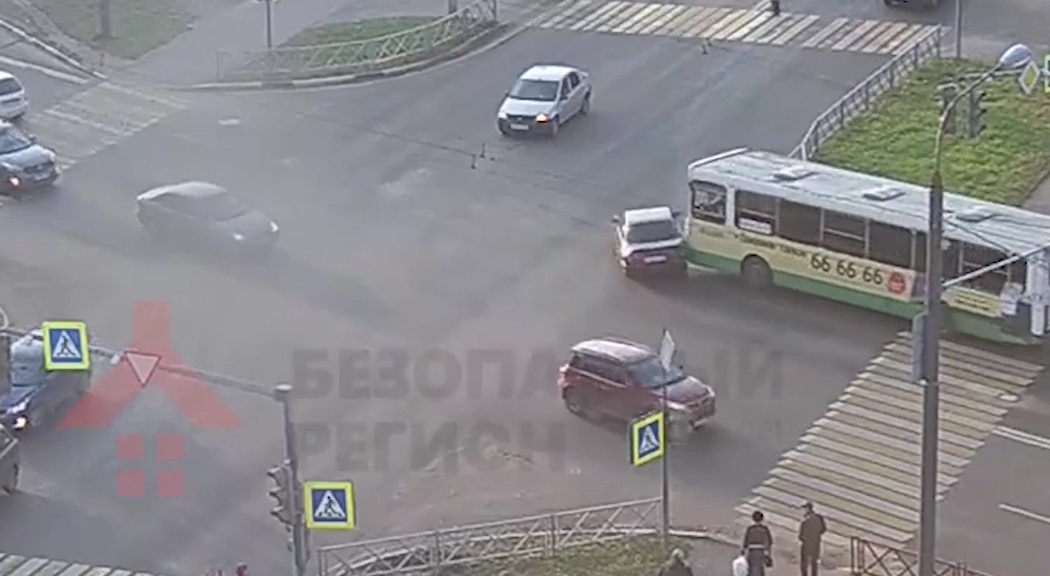 На Горвалу рейсовый автобус протаранил легковушку