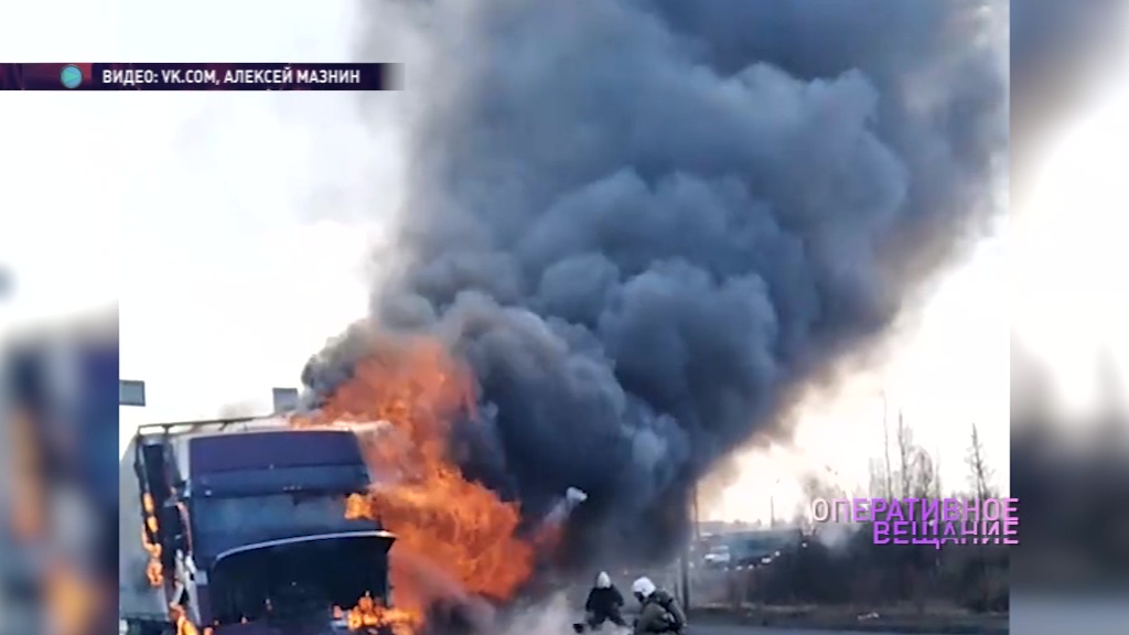 На развязке Юбилейного моста загорелась фура