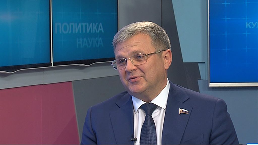 Алексей Константинов: Вопросы дольщиков, трудоустройство несовершеннолетних, социальные выплаты пенсионерам. Работа областных парламентариев за прошлый период и планы на осеннюю сессию
