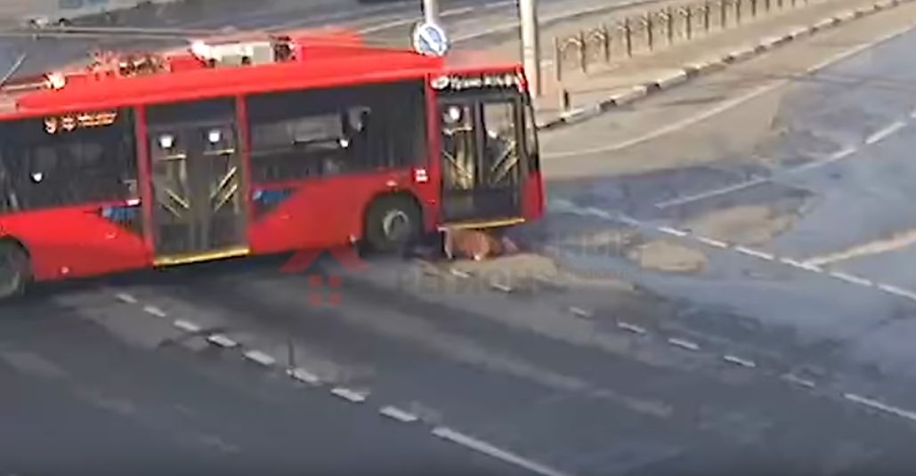 ВИДЕО: Сбил и поехал дальше: в Ярославле троллейбус проехался по пешеходу