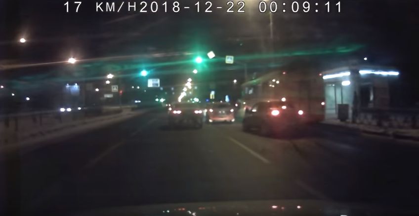 ВИДЕО: В Ярославле легковушка влетела в троллейбус