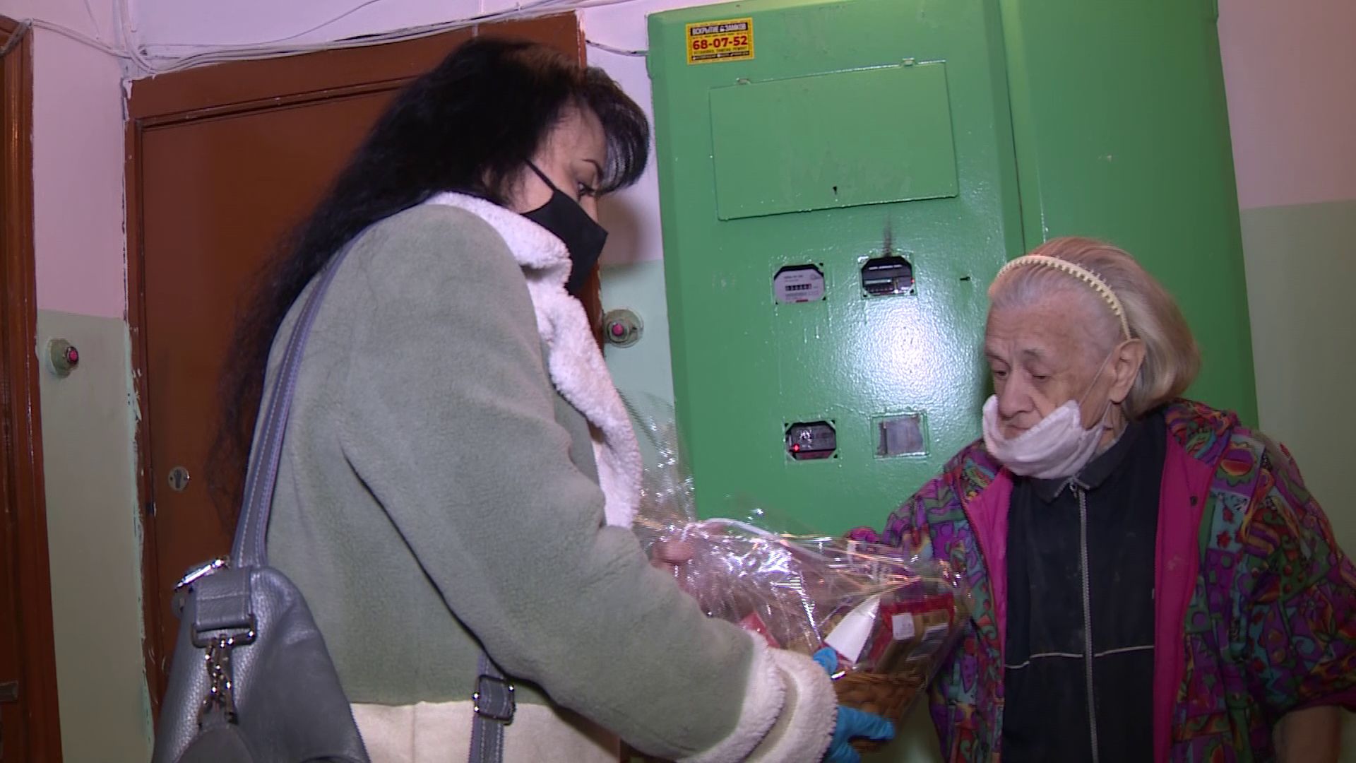 Ярославские волонтеры дарят сладкие подарки одиноким пожилым людям