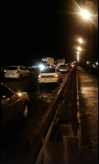 Четыре авто, шесть колес: ямы на Суринском мосту «собрали» несколько автолюбителей