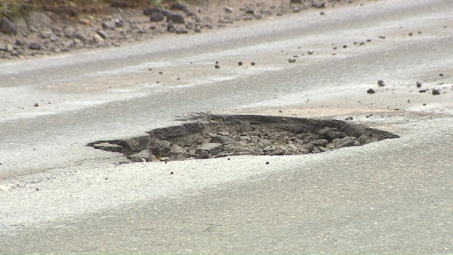 Автолюбители теряют колеса на Суринском путепроводе