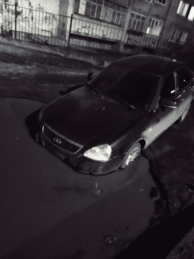 Автомобили на водопое: в луже на улице Строителей в Ярославле тонут автомобили