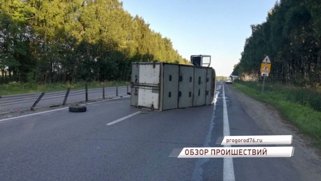 На трассе Ярославль-Рыбинск ночью перевернулся грузовик
