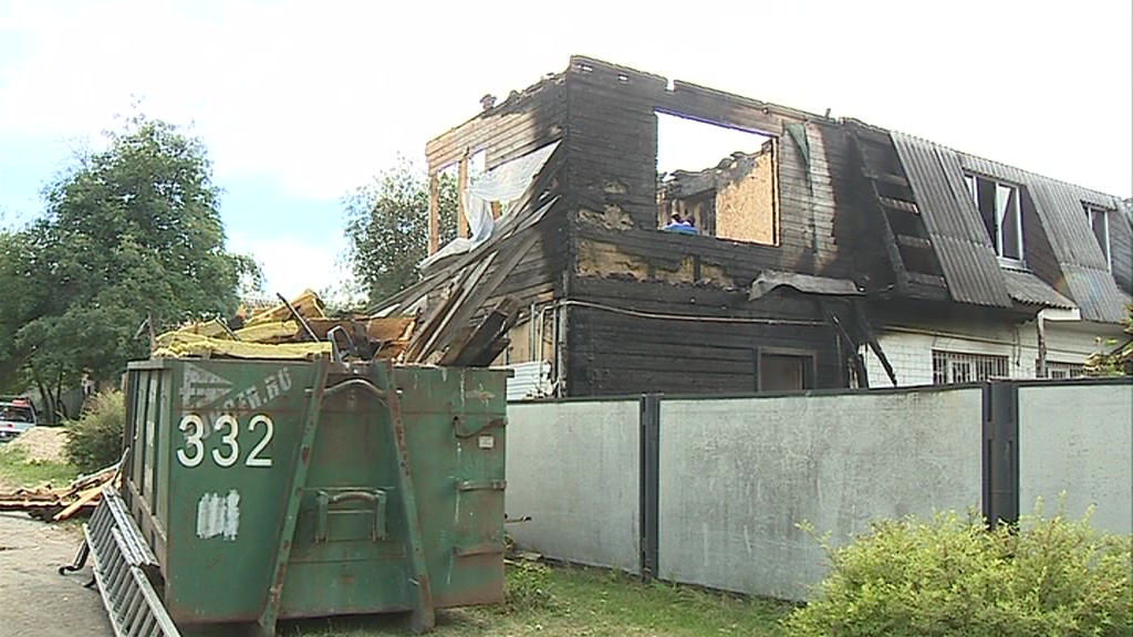 В один миг без крыши над головой: семье погорельцев из Ярославского района нужна помощь