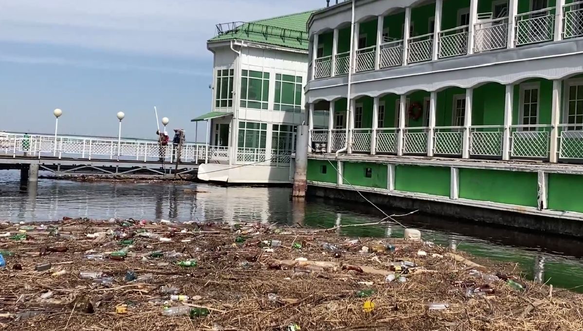 Горы мусора прибило к Волжской набережной в центре Ярославля