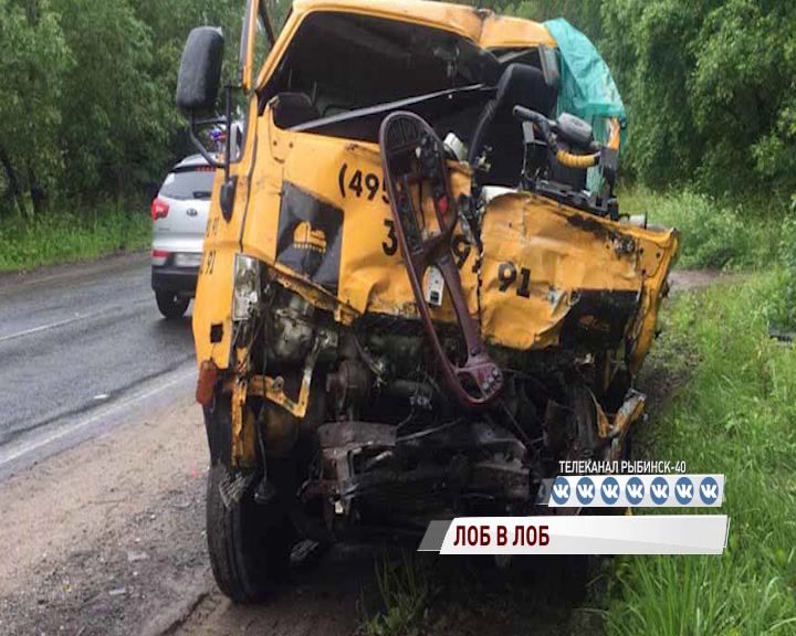 В Рыбинском районе эвакуатор лоб в лоб столкнулся с автобусом