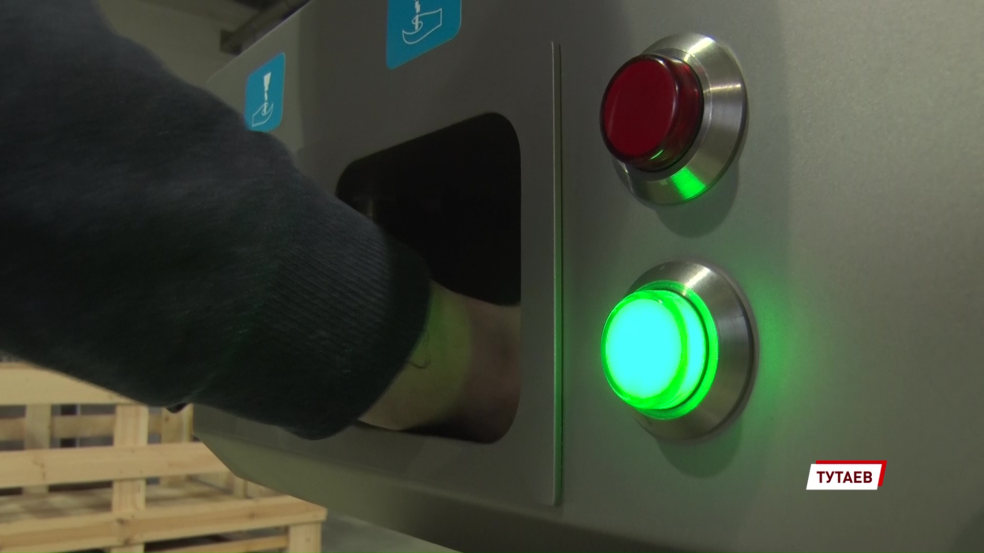 Тутаевская компания представила турникет, который пропускает только после обработки рук