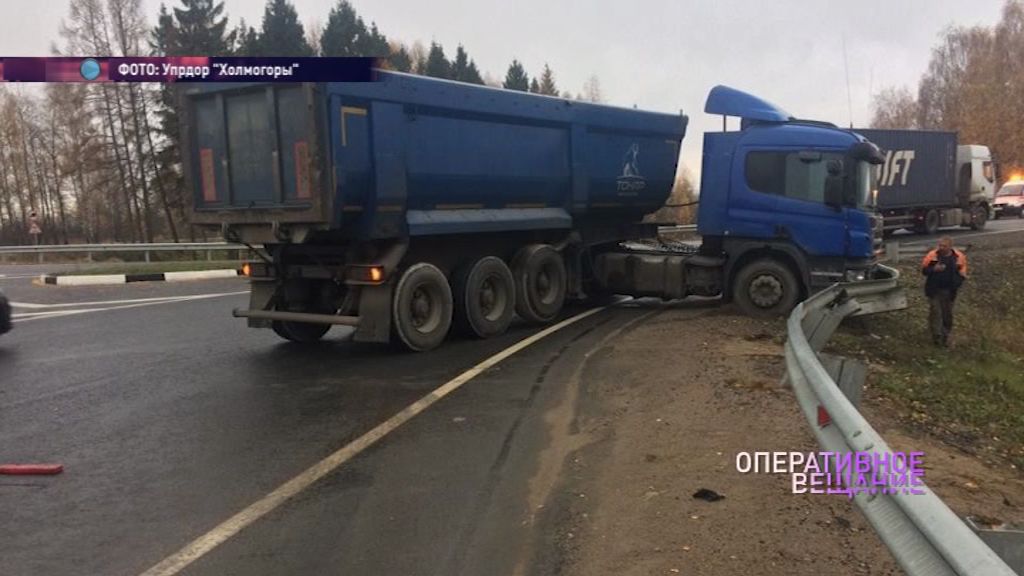 В Переславском районе фура снесла 25 метров отбойника