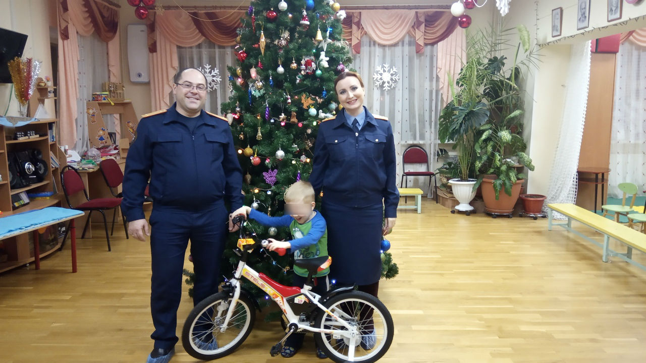 Сыщики подарили ребенку из Мышкинского района велосипед