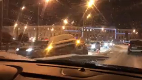 Снимите это немедленно. На Богоявленке иномарка повисла на отбойнике