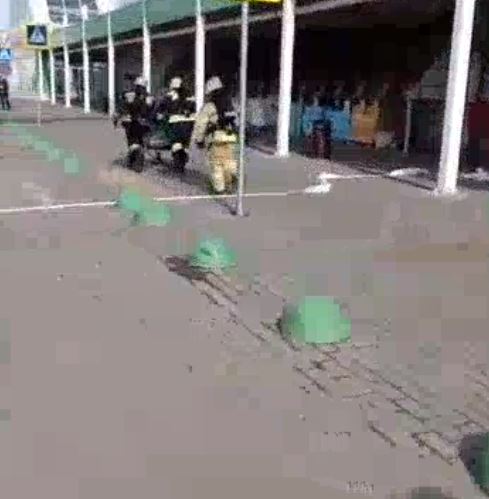 Пожарные и спасатели: у торгового центра в Ярославле скопление спецслужб