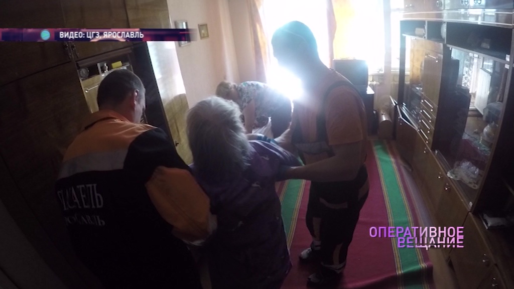 Сотрудники ЦГЗ помогли поскользнувшейся бабушке