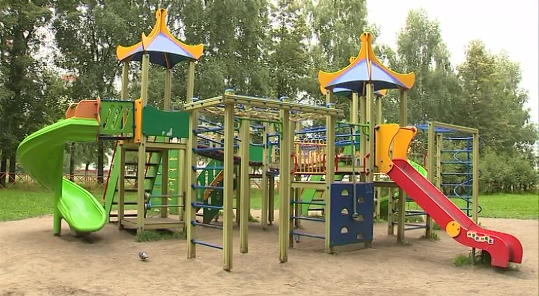 Упала и встать самостоятельно не смогла: в Ярославле девочка повредила спину на детской площадке