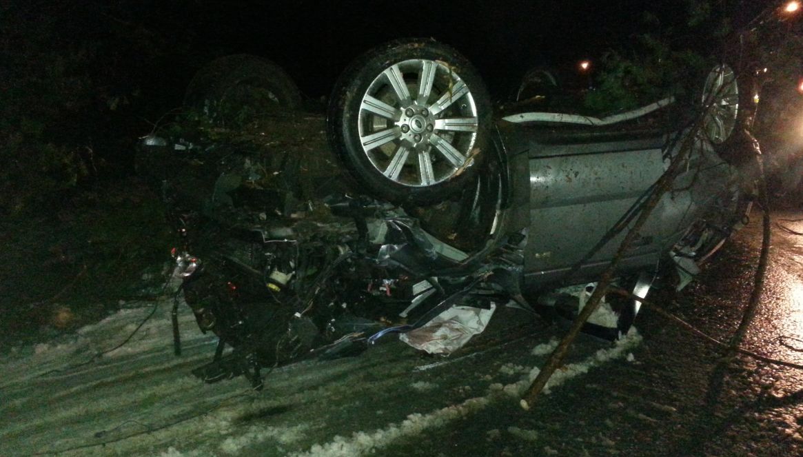 В Ярославской области дорогой внедорожник протаранил сосны и перевернулся: есть погибший