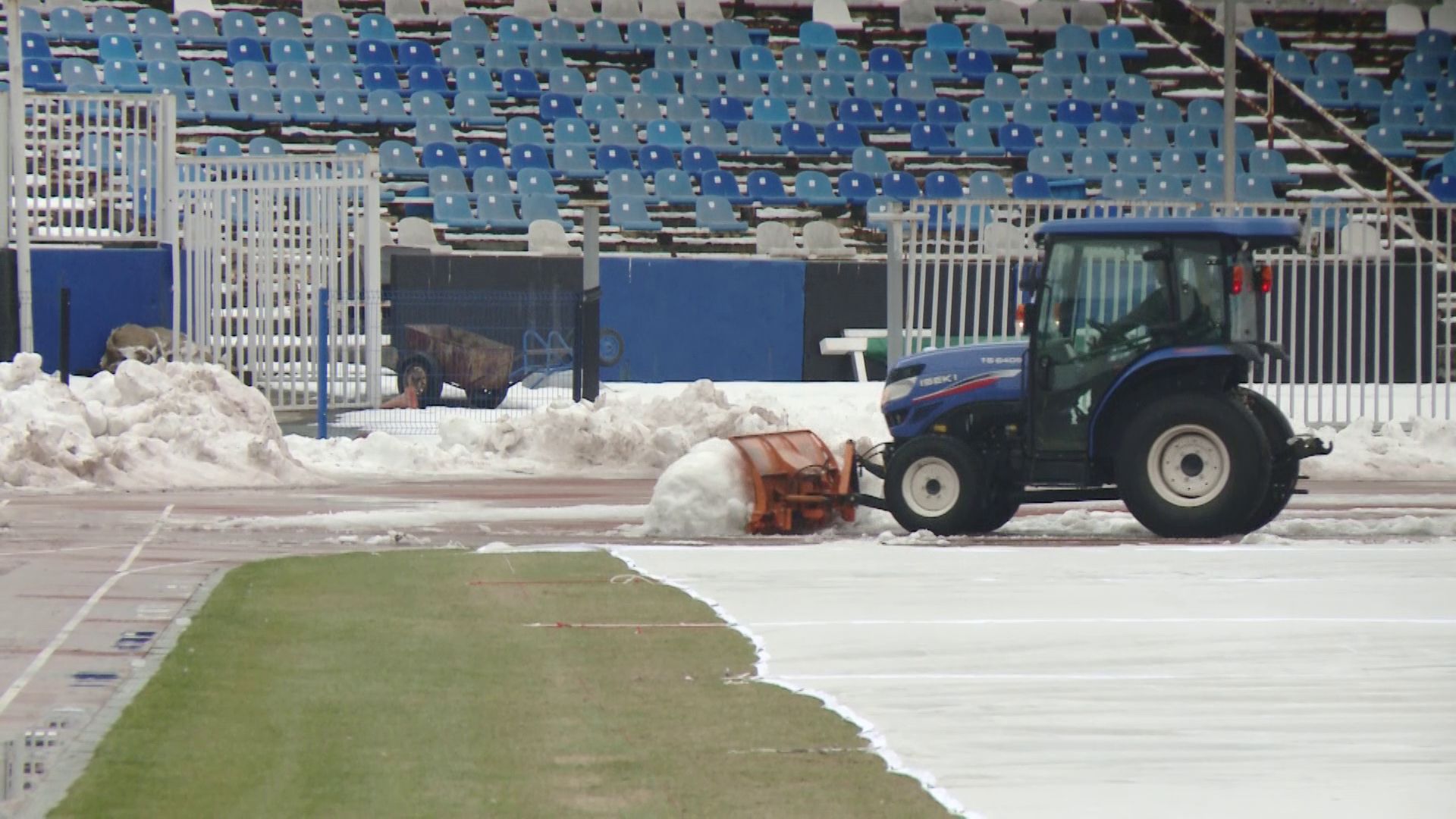 Лопатами и трактором: стадион «Шинник» готовят к четвертьфиналу Кубка России